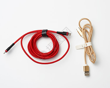 使用红色和金色的电压移动装置的扭曲电缆收费充值配饰金属插头手机电话活力适配器充电器图片