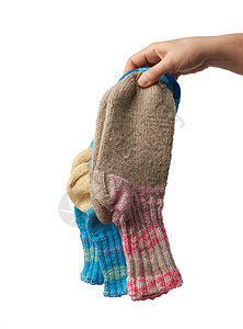 女用手握着一双毛绒袜子和温暖的衣服纺织品女孩女士鞋类短袜羊毛美丽黄色身体条纹图片