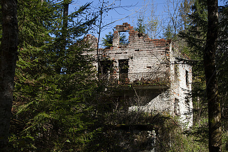 被抛弃在多洛米人身上的废墟建筑学地标文化历史旅行古董森林房子蓝色风化图片