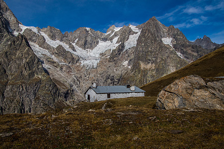 意大利阿尔卑斯山的秋天风景雪山山脉目的地土地小屋天空结构旅游环境建筑图片