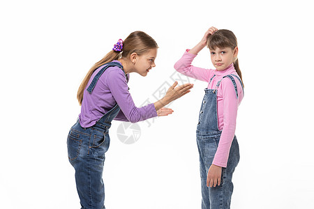 那个女孩想向姐姐解释一些事情 她头部被打得乱七八糟的图片
