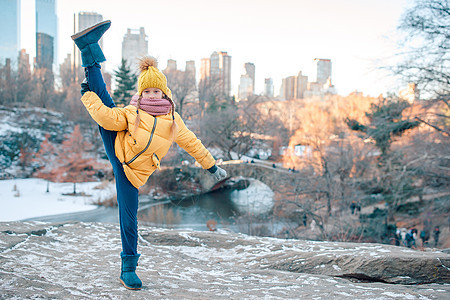纽约市中央公园冰场的风景引来可爱的小姑娘摩天大楼溜冰者旅行童年闲暇滑冰建筑物操场孩子乐趣图片