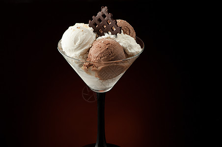 花瓶里的冰淇淋甜点饮食饼干棕色香草玻璃乳白色杯子白色巧克力图片