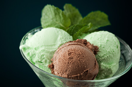 花瓶里的冰淇淋香草绿色气球花瓣棕色乳白色玻璃甜点巧克力圣代图片