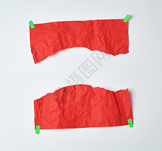 皱巴巴的红色 A4 纸撕成两半并用格力胶合图片