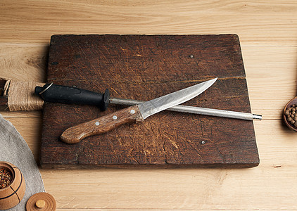 一把旧尖利刀和锋利刀 手柄在木制的后门上锐化木头刀刃金属烹饪工作用具厨房木材工具图片