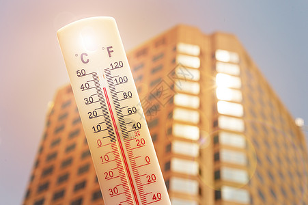 温度高热浪期间温度计在城市现场前的温度计温度景观橙子气候季节摩天大楼市中心环境太阳天气背景