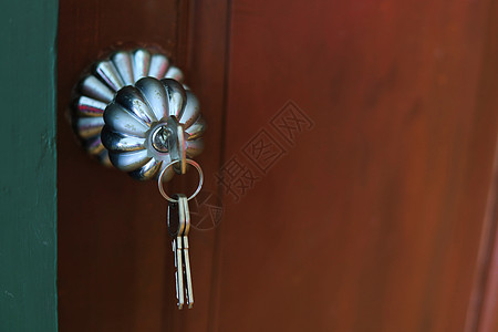 门把手把钥匙放在木制门上 打开锁进入房间图片