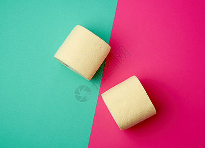 绿色粉色背景上的一卷软黄色卫生纸厕所家庭洗手间材料卫生间空白清洁工羊皮纸壁橱卫生图片