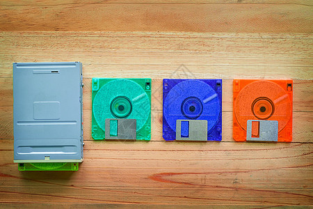 软盘磁盘驱动器和软盘办公室木头历史磁盘蓝色驾驶技术塑料贮存记忆图片