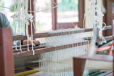 将丝棉编织在手工木质织布上工艺工人织机羊毛丝绸纺织品织物棉布工厂卷轴图片