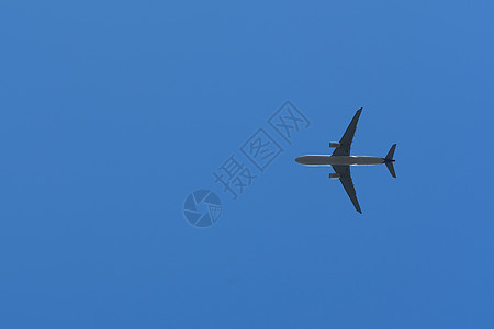 天空中飞机的底视图 带有空白复制空间车辆引擎飞行商业翅膀假期乘客天线飞机场航空公司图片