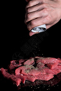 在切好的肉块上撒上胡椒粉 在家做饭 在餐厅烧烤羊肉厨房牛肉炙烤香料产品烹饪鱼片猪肉图片