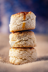 麻布上自制的Scones饼干甜点咖啡店包子蛋糕牛奶糕点早餐休息桌子图片