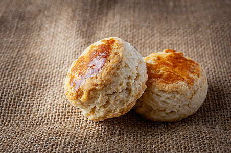 麻布上自制的Scones产品蛋糕美食早餐庆典咖啡面包英语桌子包子图片