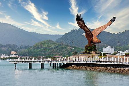 鹰形方形与鹰雕巨雕正对着马来西亚兰卡维的目光蓝色马来语旅游假期叶子运输场景城市支撑海洋图片