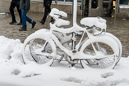 2018年 加拿大蒙特利尔有新雪覆盖的自行车街道城市风暴白色暴风雪气候雪地季节运输天气图片