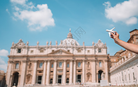 梵蒂冈圣彼得大教堂在梵蒂冈城背景的圣彼得巴西利卡教堂 近身玩具飞机旅行建筑历史性大教堂运输快乐天空教会明信片观光背景