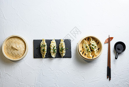 中国小吃 中国蒸饺 中国传统美食概念 带文本复制空间的竹蒸锅中的饺子点心 白色背景的亚洲食物图片