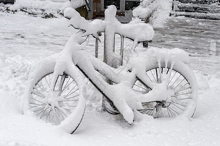 2018年 加拿大蒙特利尔有新雪覆盖的自行车雪地白色天气风暴城市气候暴风雪街道运输季节图片