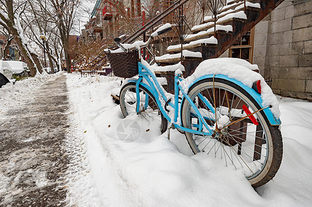 2018年 加拿大蒙特利尔有新雪覆盖的自行车暴风雪风暴气候雪地天气城市街道运输季节白色图片