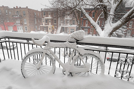 被新鲜雪雪覆盖的自行车天气气候街道季节运输暴风雪城市白色风暴雪地图片