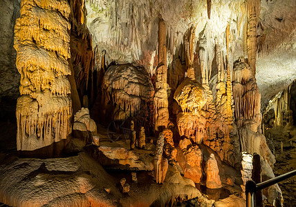洞穴系统地下怪异的岩层钟乳石岩溶石头吸引力岩石石灰石石窟照明柱子石笋图片