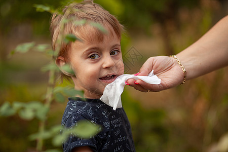 用湿巾擦干净微笑的婴儿脸和皮肤卫生组织打扫母亲服务毛巾纸巾清洁工童年男生图片
