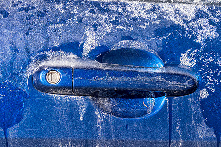 在蒙特利尔冰雨过后 深层的冰层覆盖着汽车窗户天气风暴气候盖子运输挡风玻璃季节镜子车辆图片