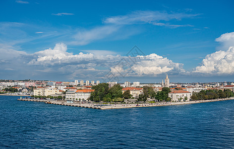 游轮驶离克罗地亚Zadar港码头脚步城市海洋海风琴蓝色游艇旅游全景海岸线港口图片