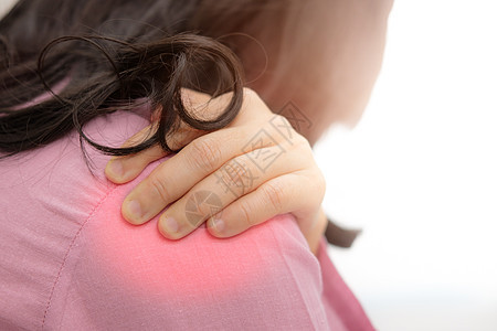 穿粉红色布衣的亚洲女人 肩部疼痛脊柱疾病病痛痛苦脖子头发风湿病肩膀肌肉成人图片