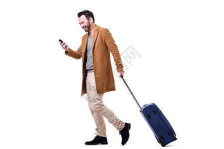 带手机和手提箱在孤立的白色背景下行走的全身快乐男子图片