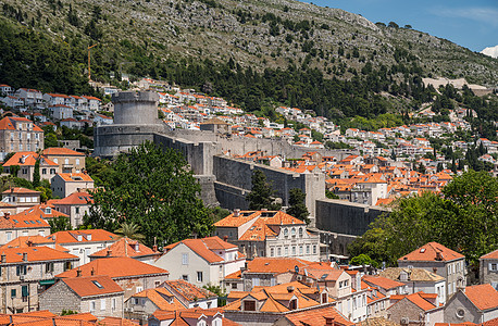Dubrovnik旧镇城墙外的住宅和公寓图片