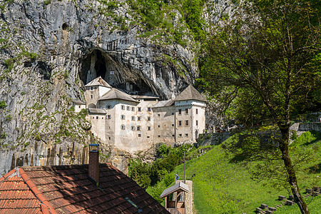 建在斯洛文尼亚一个洞穴中的柏德贾马城堡历史性地标晴天旅游石头建筑历史旅行石灰石岩石图片