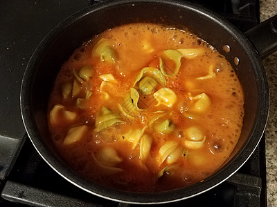 锅里的意大利面锅里有意大利面和番茄酱汤烹饪小吃食物气泡午餐火炉背景