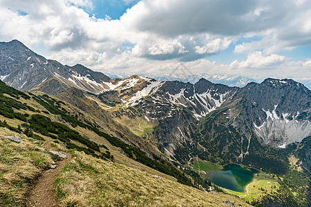 阿尔高阿尔卑斯山的登山之旅假期远足旅行蓝色草地全景天堂爬坡冒险农村图片