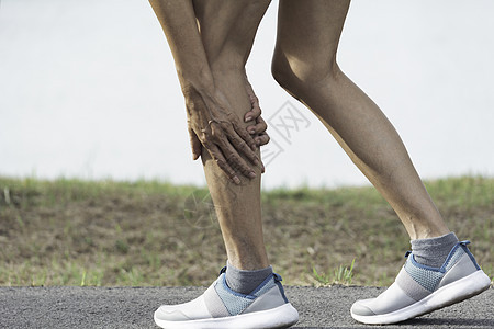 女人的腿伤得很重 腿痛 身体和身体都不好锻炼扭伤按摩赛跑者痛苦药品跑步男性治疗伤害背景图片