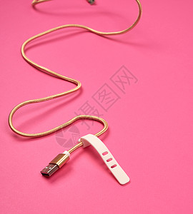 用于在 tex 中为电力设备充电的金色 USB 电缆创造力粉色电脑闪电绳索力量塑料白色技术电气背景