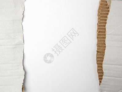 白色背景上从盒子下面撕成两半的纸回收边缘框架床单空白纸板棕色纸盒工艺材料图片