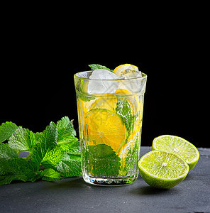 用柠檬 石灰和绿树叶制成的冷饮果汁叶子冰镇饮料玻璃薄荷水果热带液体食物图片
