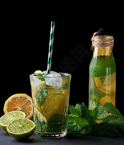 杯中新鲜柠檬 石灰和薄荷绿色的冷柠檬水图片