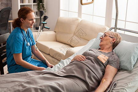 睡在养老院的老太太 躺在床上医院照顾者老年女士医疗女性帮助医生疗养院病人图片