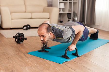 健壮的人会提高胸腔的体力 挺身而出房子力量活动训练运动健身房男性身体运动装房间图片