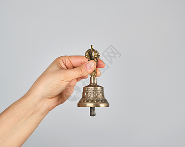 女性手握青铜铃 用于替代药物图片