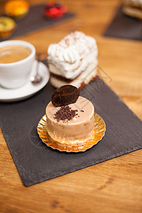 美味的蛋糕 棕色玻璃和美味的饼干 在咖啡店的木制桌子顶上图片