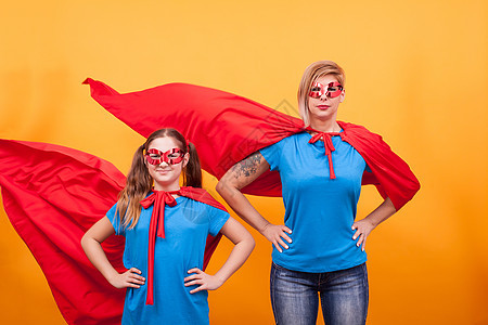 母亲和女儿穿得像超级英雄 穿着红色斗篷图片