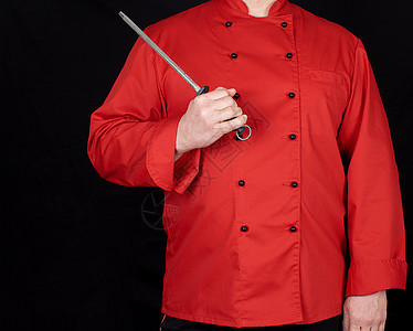 穿红制服的厨师拿着刀尖磨利工具食物乐器男人刀刃锐化烹饪工人餐厅白色职业图片