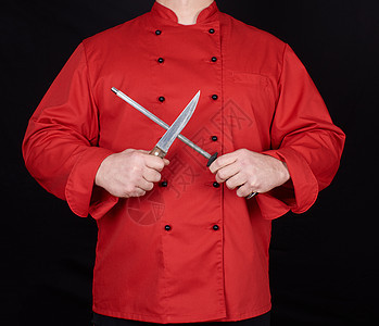 穿红制服的厨师用刀磨美食烹饪工人锐化乐器男人刀刃餐厅食物男性图片
