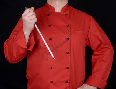 穿红制服的厨师拿着刀尖磨利工具男人工人职业餐厅工作室工作厨房白色刀刃乐器图片