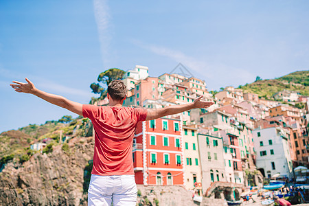 意大利利古里亚辛克特尔市马纳罗拉令人惊叹的村庄景象辉煌的年轻旅游男子图片